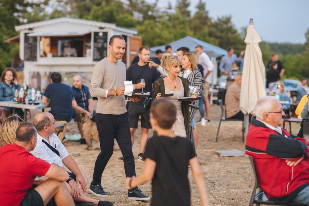 Picnic in Síkhegy vineyard with Tóth Ferenc Winery – family, friends and fans