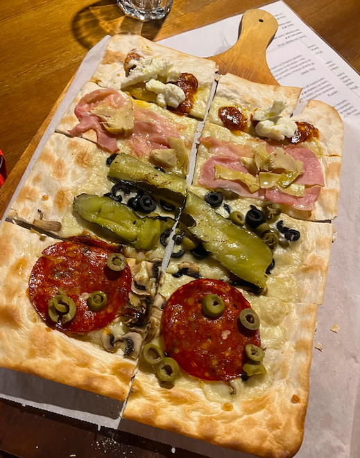 Kociolek i Wino flatbread (fusion pizza)