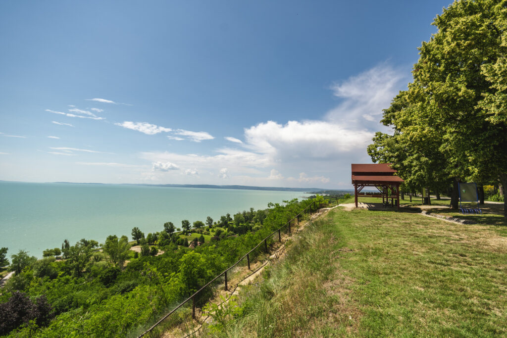 A "high shore" in Balatonakarattya (photo by Tamás Kőrösi, We Love Balaton)