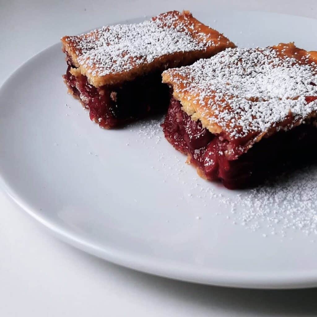 het-kakas-farm-table-cherry-pie-kristinus-hungary cherry pie made by Hét Kakas