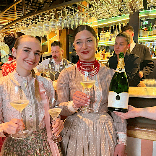 Béres sparkling wine made of Hárslevelű